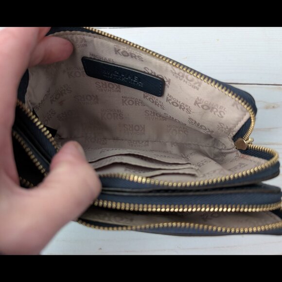 Michael Kors Bucket Bag with Detatchable Crossbody Strap & Matching Wristlet - Picture 10 of 12